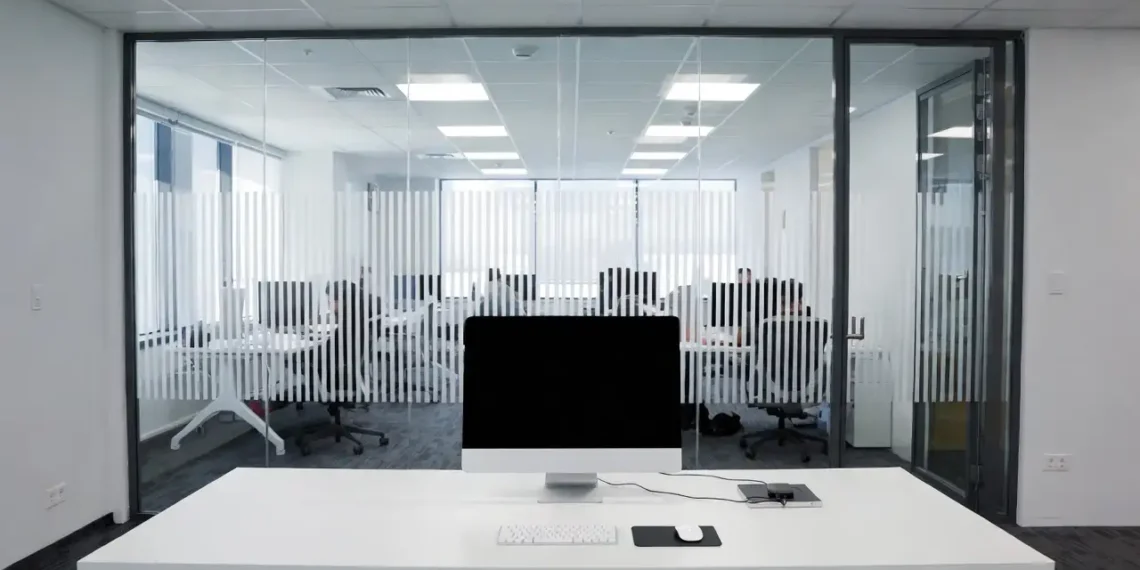 Ilustrasi profil perusahaan Anthropic dengan logo, foto tim pendiri, dan infografis visi misi keamanan AI yang menjadi fondasi pengembangan Claude