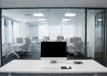 Ilustrasi profil perusahaan Anthropic dengan logo, foto tim pendiri, dan infografis visi misi keamanan AI yang menjadi fondasi pengembangan Claude