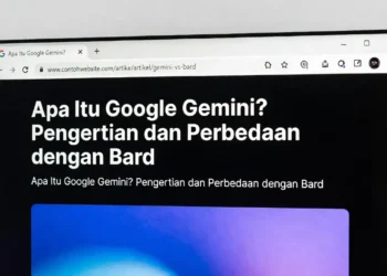 Ilustrasi perbandingan Google Gemini dan Google Bard dengan logo masing-masing dan diagram perbedaan fitur utama keduanya