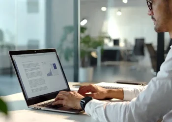 Ilustrasi pembuatan laporan kerja profesional dengan bantuan AI dalam waktu singkat, menampilkan timer 10 menit dan dokumen laporan yang tersusun rapi secara otomatis