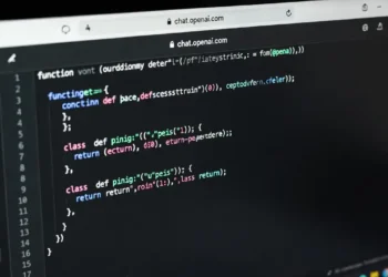 Ilustrasi proses code review menggunakan ChatGPT dengan tampilan kode yang dianalisis AI, komentar perbaikan yang diberikan, dan saran optimasi yang terstruktur