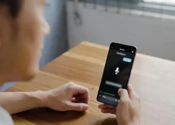 Ilustrasi fitur Voice Mode ChatGPT dengan tampilan gelombang suara, antarmuka percakapan real-time, dan visual interaksi suara antara pengguna dan AI