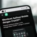 Ilustrasi proses pembuatan aplikasi mobile dengan bantuan ChatGPT, menampilkan mockup aplikasi di smartphone dan kode yang dihasilkan AI untuk platform Android dan iOS