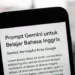 Ilustrasi proses belajar bahasa Inggris dengan Gemini AI, menampilkan latihan percakapan, koreksi grammar, dan tampilan antarmuka pembelajaran interaktif