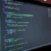 Ilustrasi developer yang menggunakan Gemini AI untuk coding dengan tampilan editor kode, terminal, dan antarmuka AI yang membantu menulis dan debug program