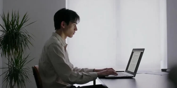 Ilustrasi dokumen panjang yang diringkas oleh Gemini AI menjadi poin-poin penting dengan tampilan sebelum dan sesudah proses summarize