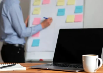 Ilustrasi sesi brainstorming ide bisnis dengan bantuan Gemini AI, menampilkan mind map digital dan berbagai ide bisnis yang bermunculan secara kreatif