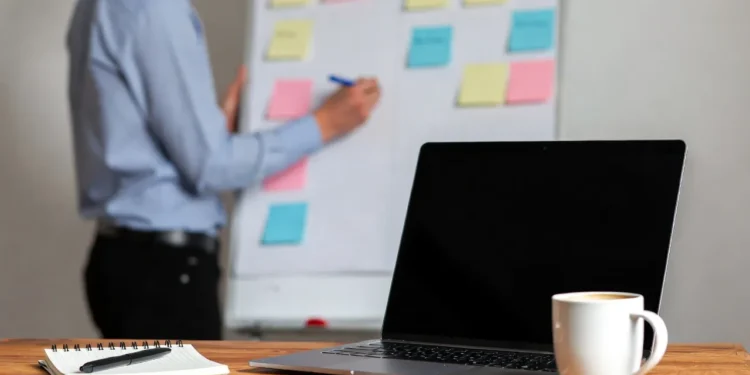 Ilustrasi sesi brainstorming ide bisnis dengan bantuan Gemini AI, menampilkan mind map digital dan berbagai ide bisnis yang bermunculan secara kreatif